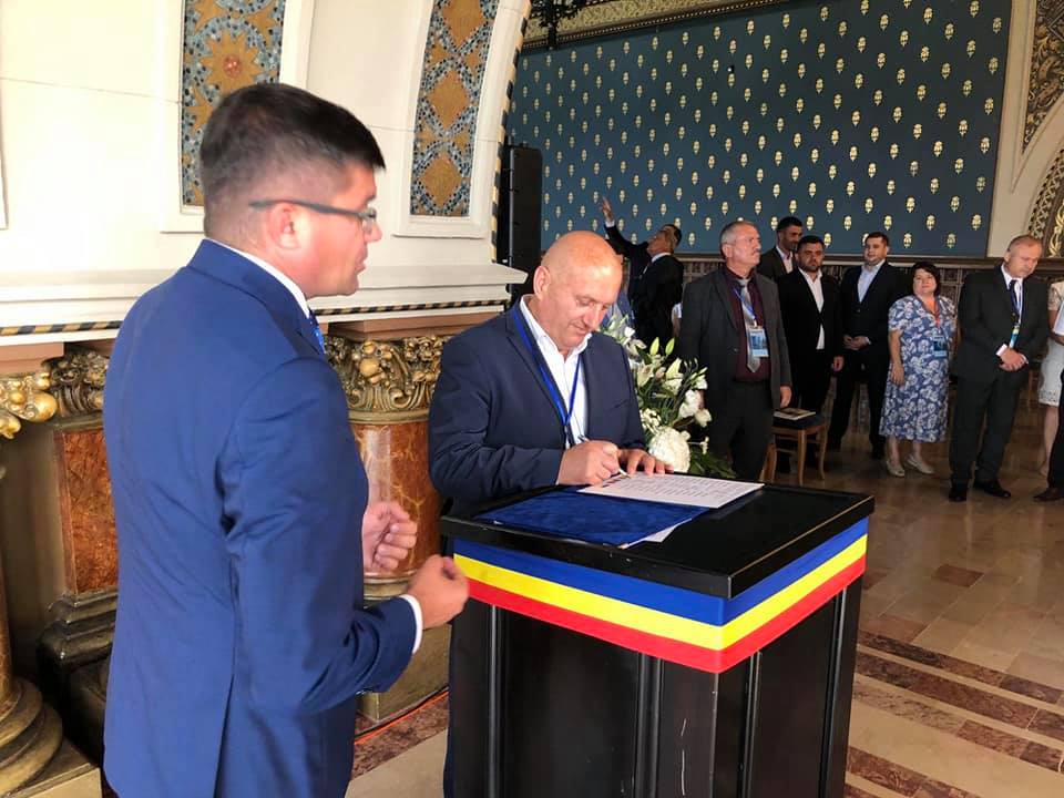 Semnarea Rezoluției Forumului Cultural Transfrontalier de către președintele raionului, dnul Vasile MĂRCUȚĂ.