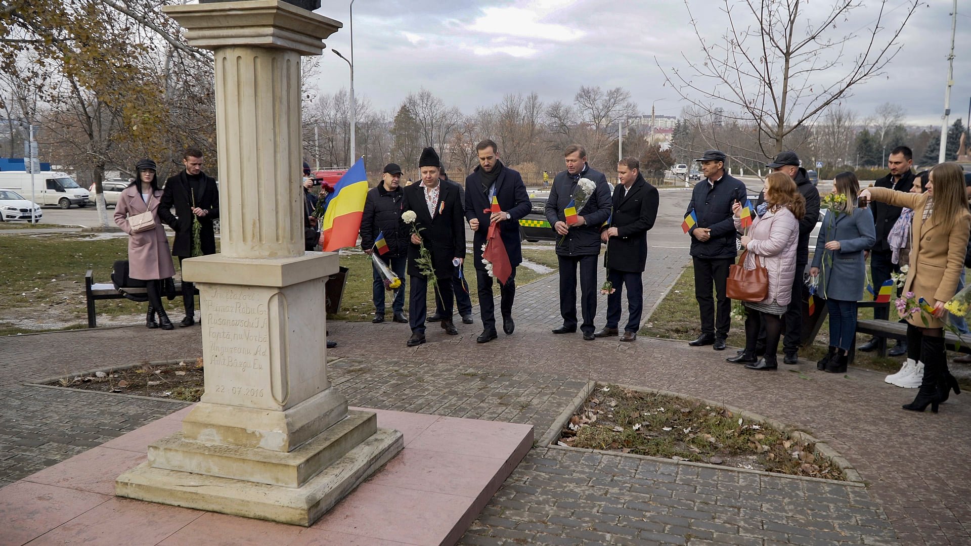Ziua Naţională a României a fost marcată prin depunere de flori la bustul regelui Ferdinand, din centrul oraşului Nisporeni.