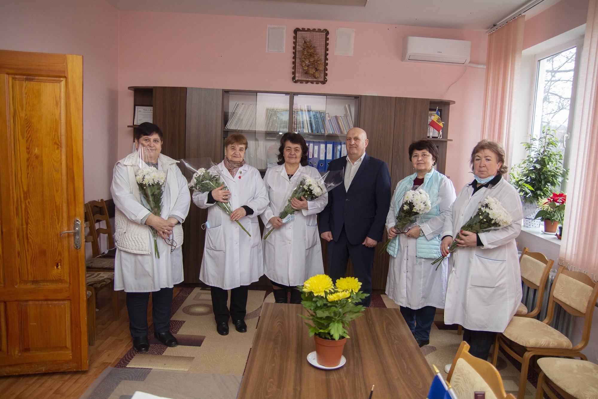 Președintele raionului, Vasile MĂRCUȚĂ, împreună cu angajații Consiliului raional Nisporeni, în ajunul sărbătorii de 8 martie ,, Ziua Internațională a Femeii” a dăruit flori și a felicitat,  frumoasele  doamne din domeniul sănătății.